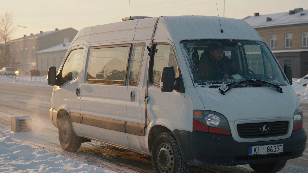 Газель на снежной улице с закрытыми дверями кузова и натянутыми ремнями, водитель проверяет груз на рассвете.