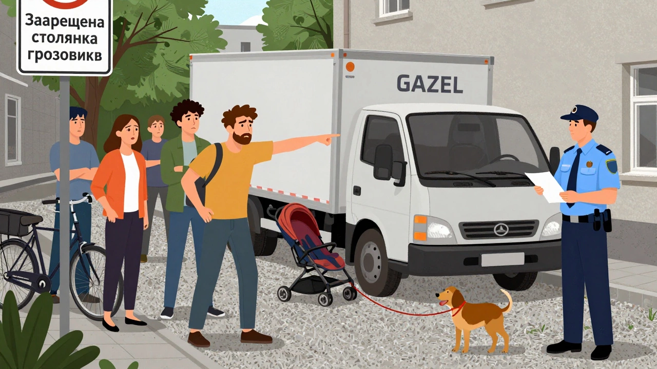 Житель указывает на грузовик во дворе, соседи и инспектор наблюдают за ситуацией.